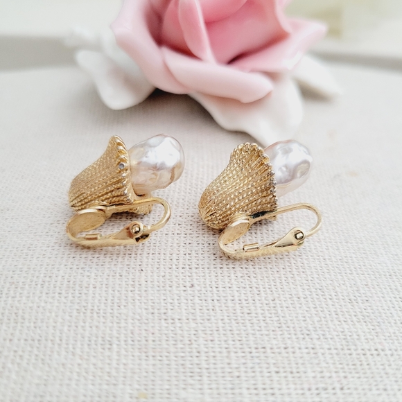 VINTAGE Sarah Coventry faux baroque pearl clip on earrings - Picture 2 of 6